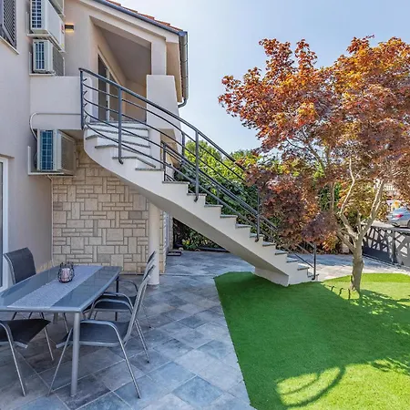5 Bedroom Cozy In * Banjole