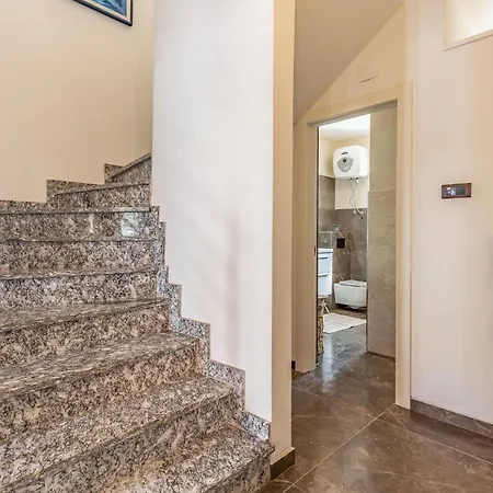 5 Bedroom Cozy In Banjole