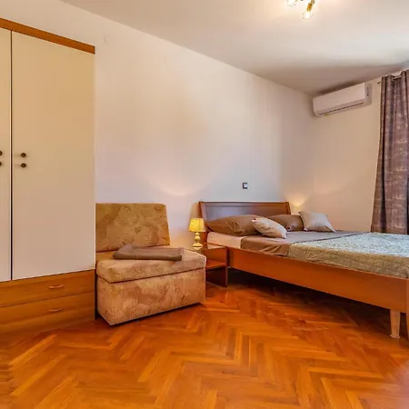 5 Bedroom Cozy In Banjole