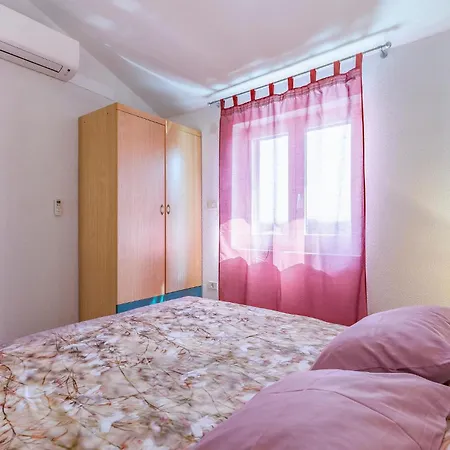 5 Bedroom Cozy In Apartamento Banjole