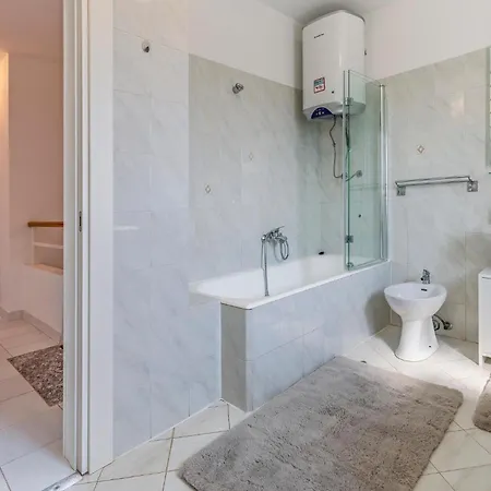 5 Bedroom Cozy In Apartamento *