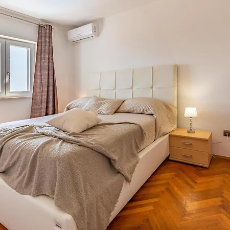 5 Bedroom Cozy In Apartman Banjole