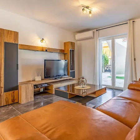 5 Bedroom Cozy In Apartamento *