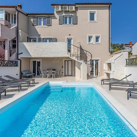 5 Bedroom Cozy In * Banjole